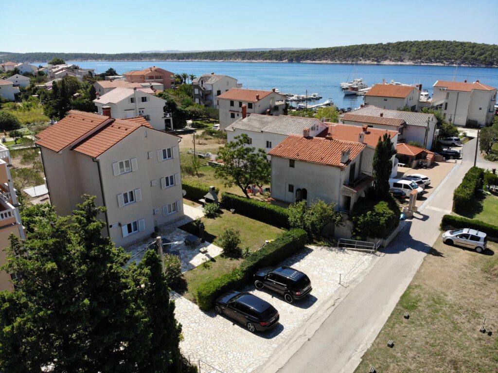 Ferienwohnung Apartment Apartman 1 Schlafzimmer – 5 Personen Urlaub Kroatien Insel Rab 50 Meter vom Meer Boot Haustiere 10% Rabatt über Kroatien mit Boot