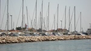 Masten zahlreicher Segelyachten in der Marina von Biograd na Moru, dahinter Altstadt mit Kirchturm